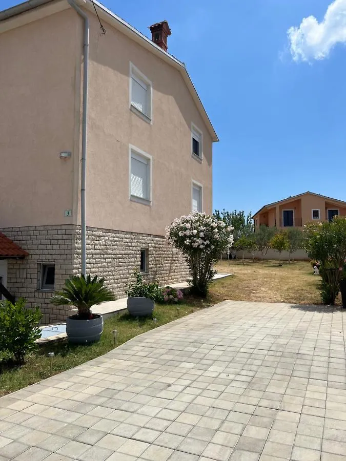 Apartments Ban Galižana 0*,